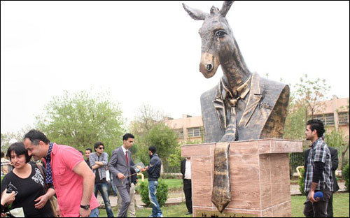 A statua di u Partitu di i Sumeri à u Kurdistan. Un bellu omagiu à i nostri omi pulitichi.